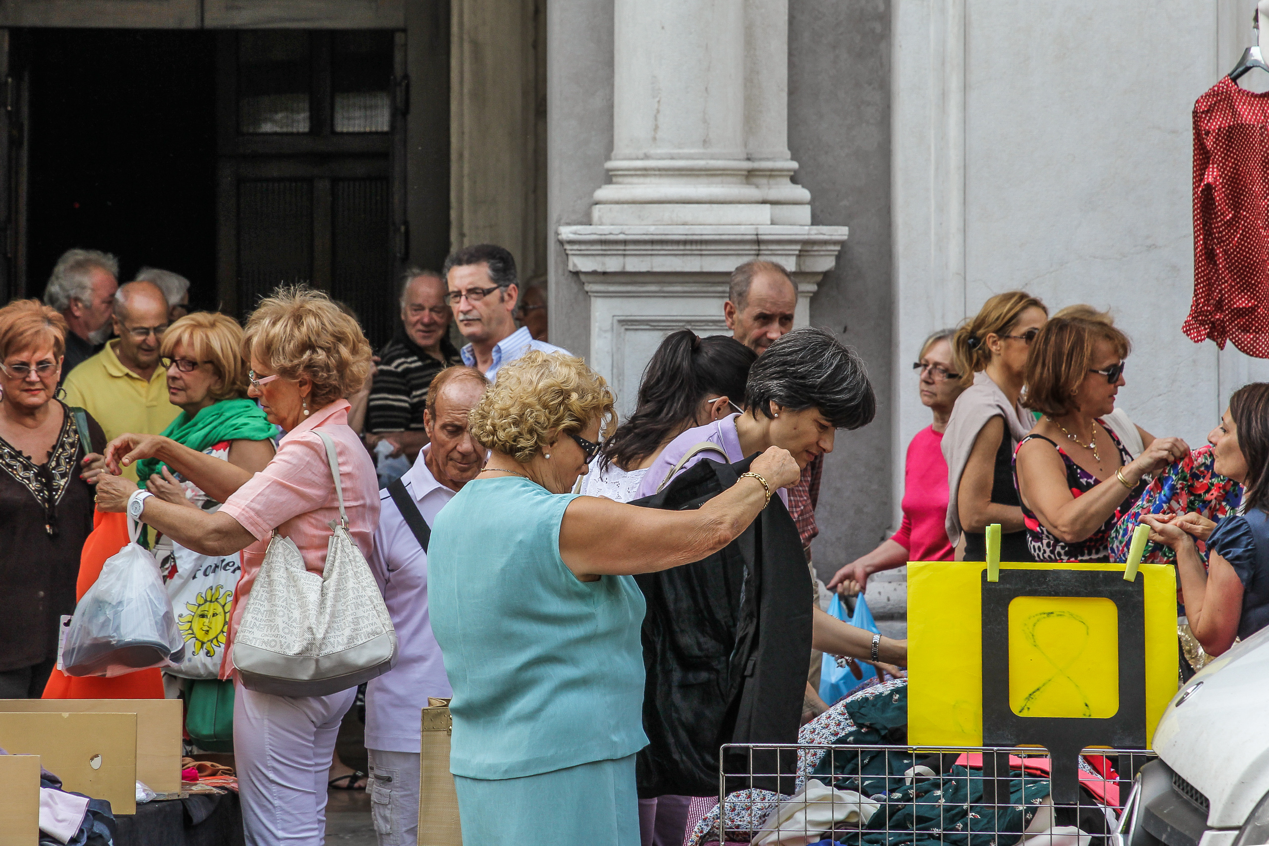 Großer Markt in Conegliano: Gedränge an den Kleiderständen